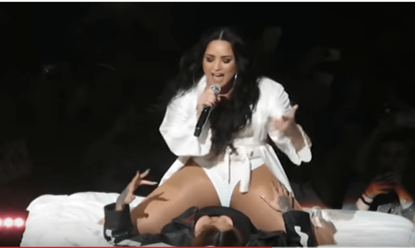 Demi Lovato besa