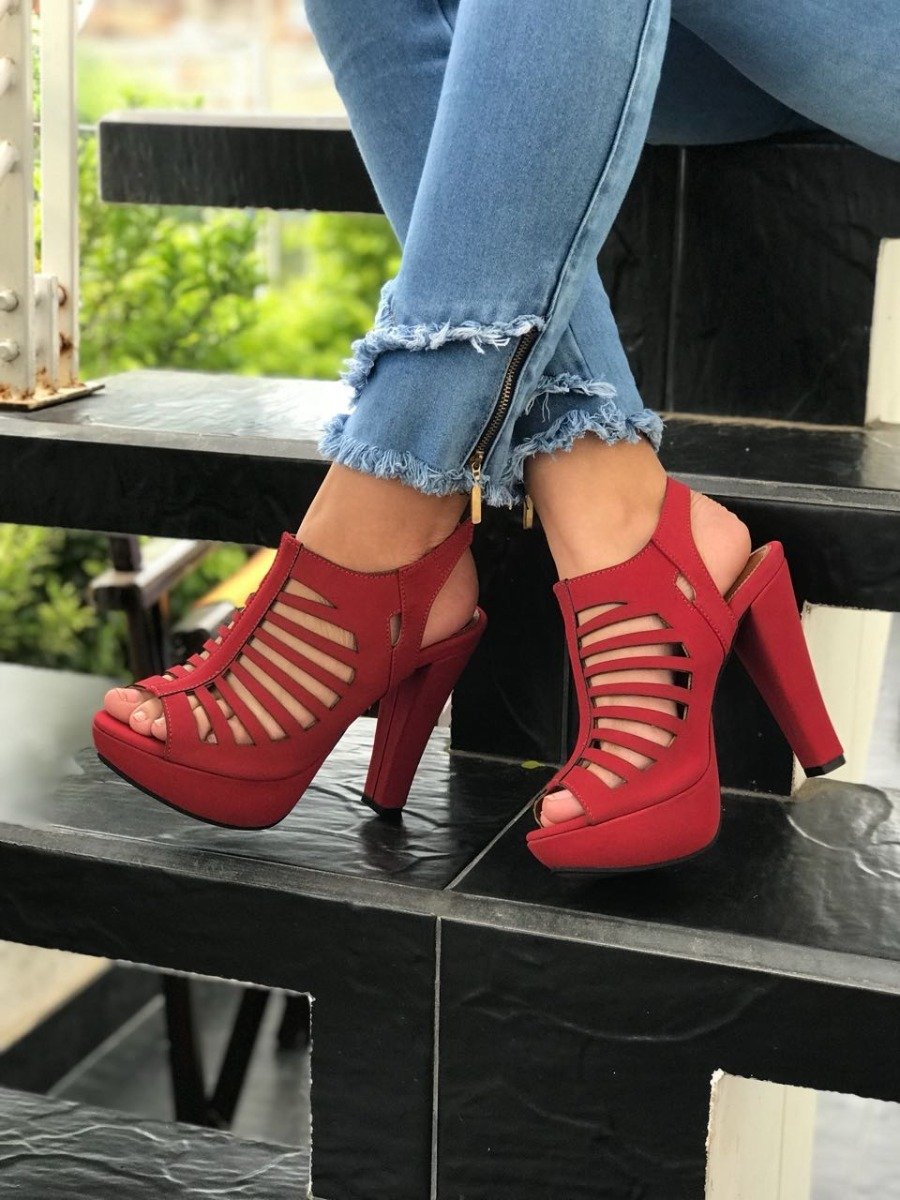 fabrica-de-plataformas-tacones-calzado-zapatos-rojos-de-moda-D_NQ_NP_669653-MCO26789823563_022018-F - Famosas.es - blog rosa famosas